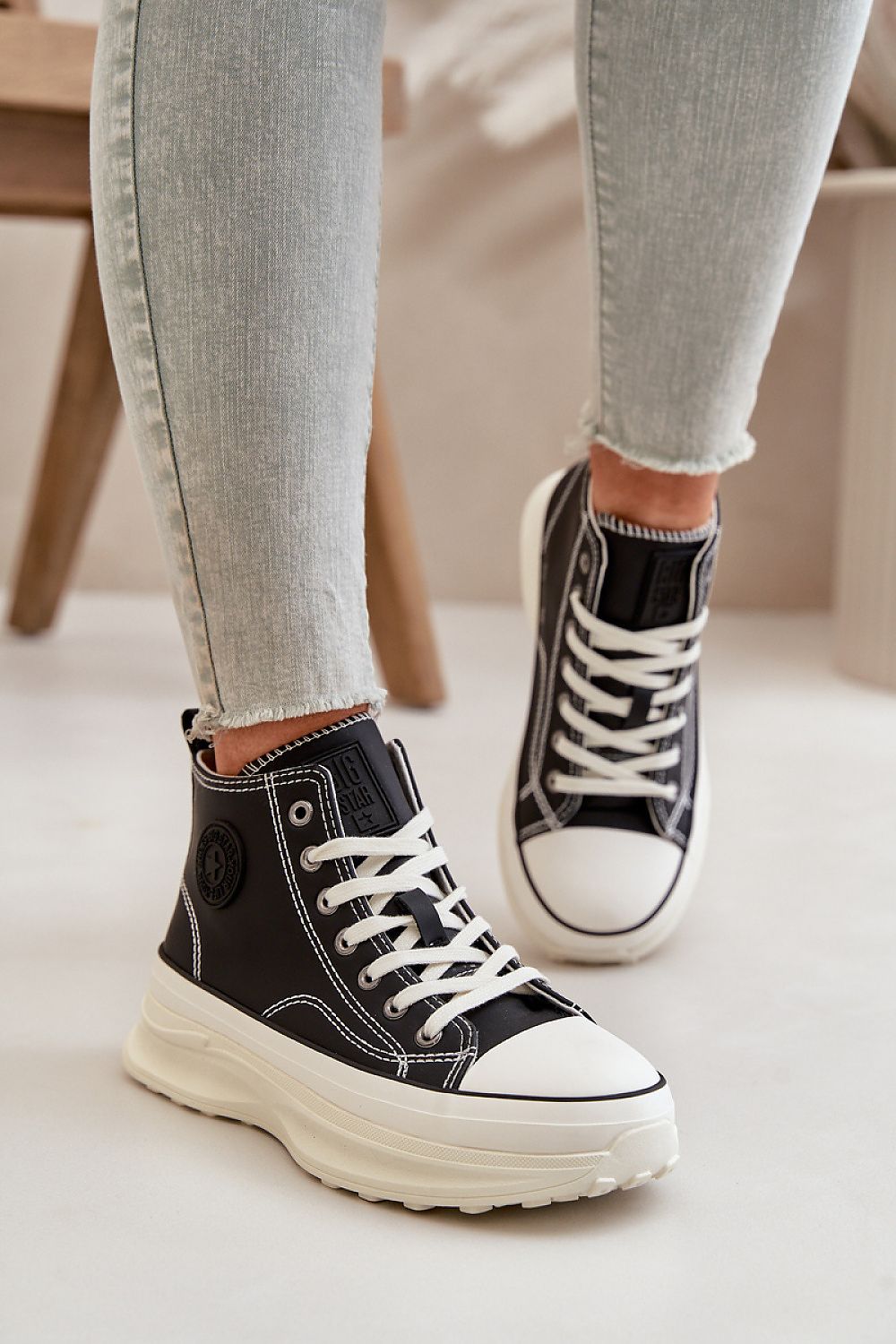 Sneakers Big Star tipo bota en color negro para mujer con plataforma