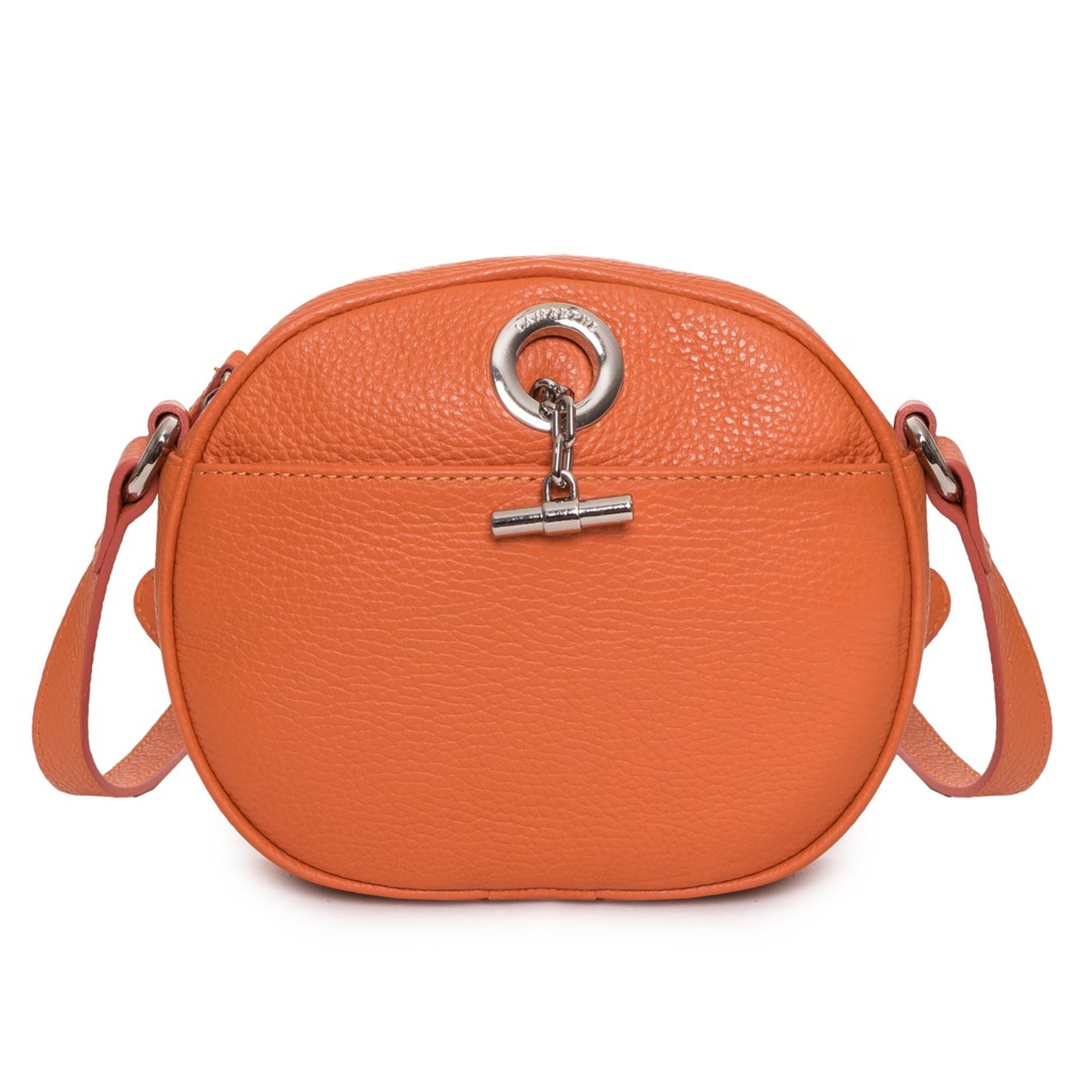 Vista frontal del bolso Lamarthe en piel naranja mostrando su textura granulada y diseño compacto.