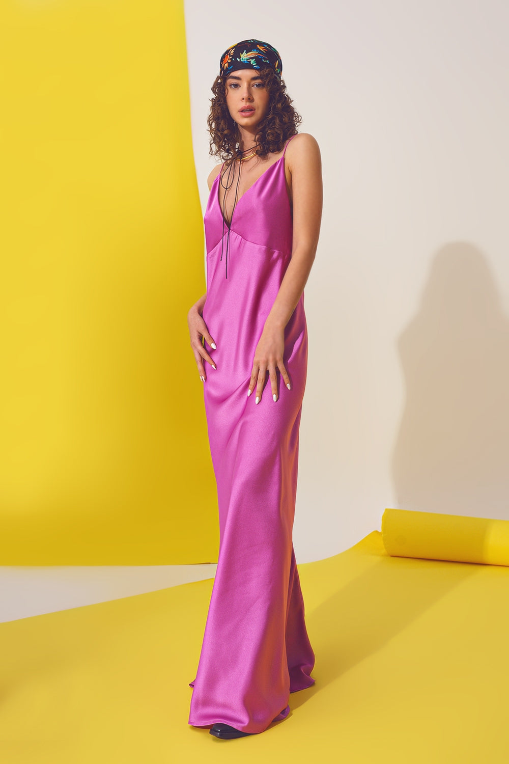 Maxivestido de satén con tirantes fucsia
