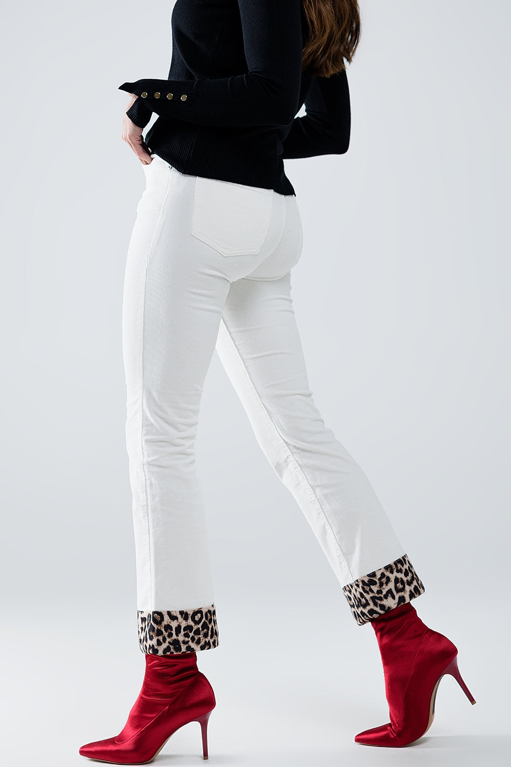 Pantalones acampanados de pana color crema con estampado de leopardo en el bajo