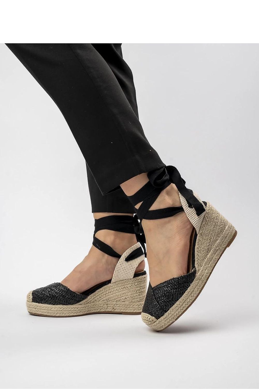 Cuñas negras Esprito con lazada al tobillo y pantalón entallado.