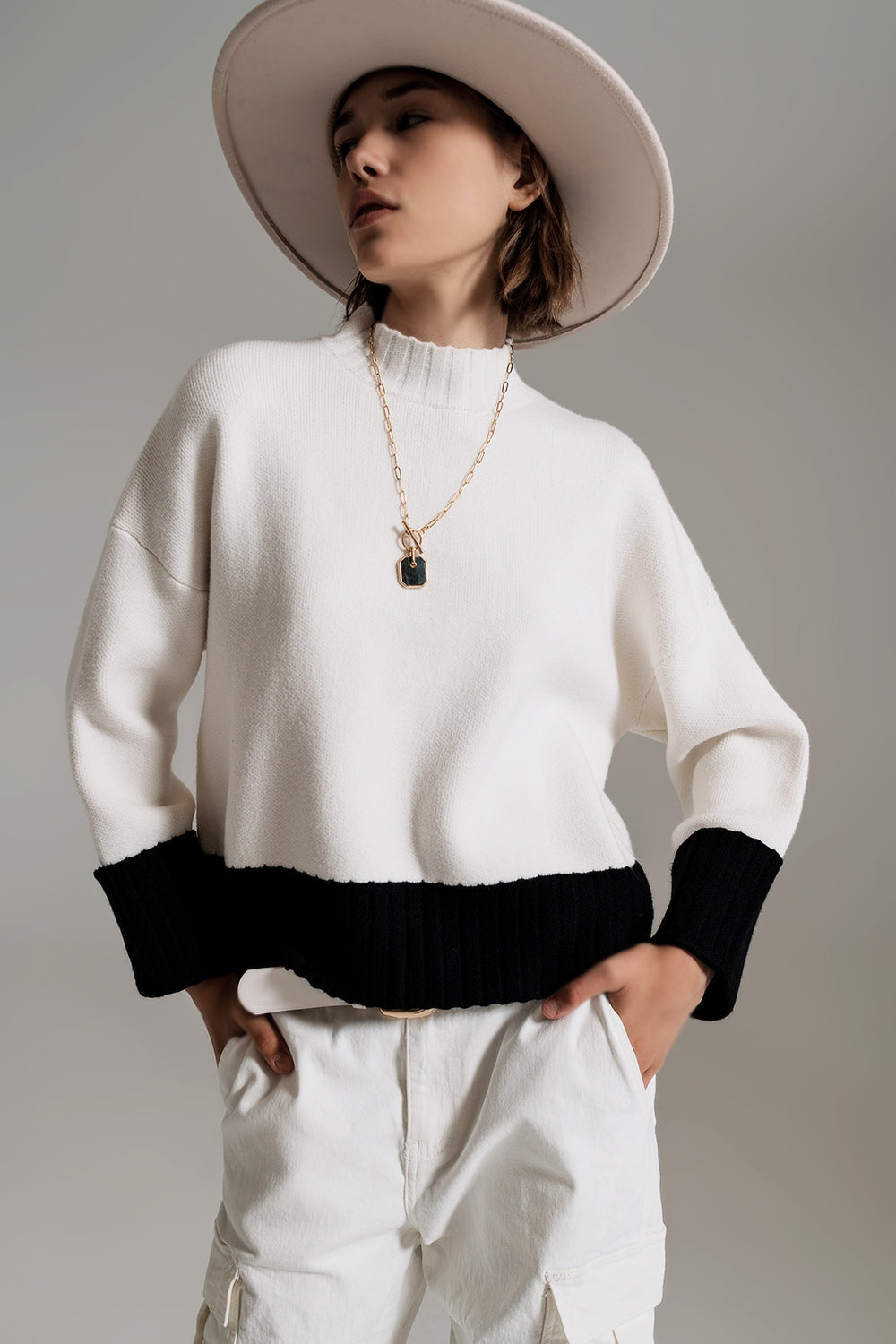 Jersey de punto color block en blanco y negro.