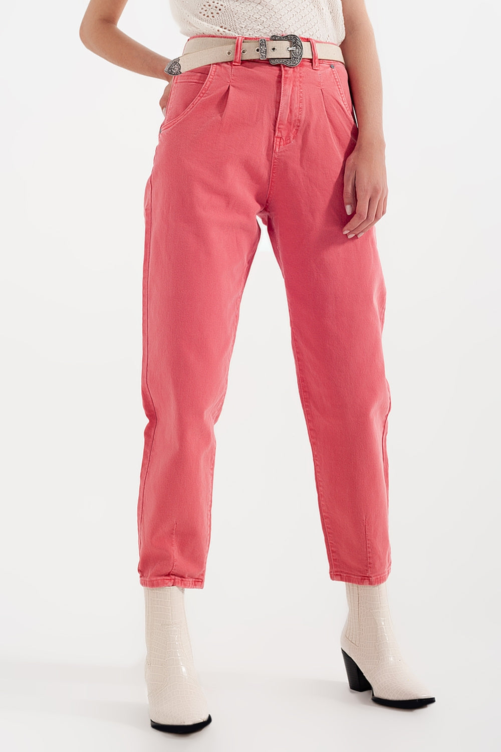 Q2 Vaqueros mom en color rosa de talle alto con pinzas en la parte delantera