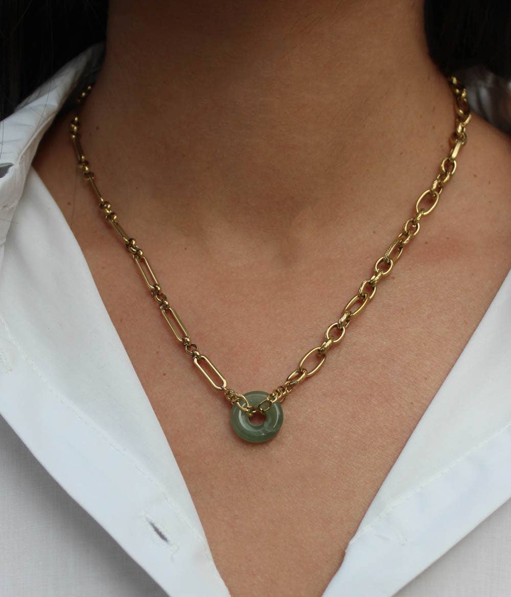 Collar Paloma dorado con anillo de jade