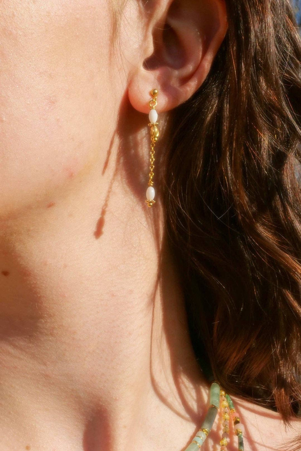 Pendientes de nácar y perlas doradas
