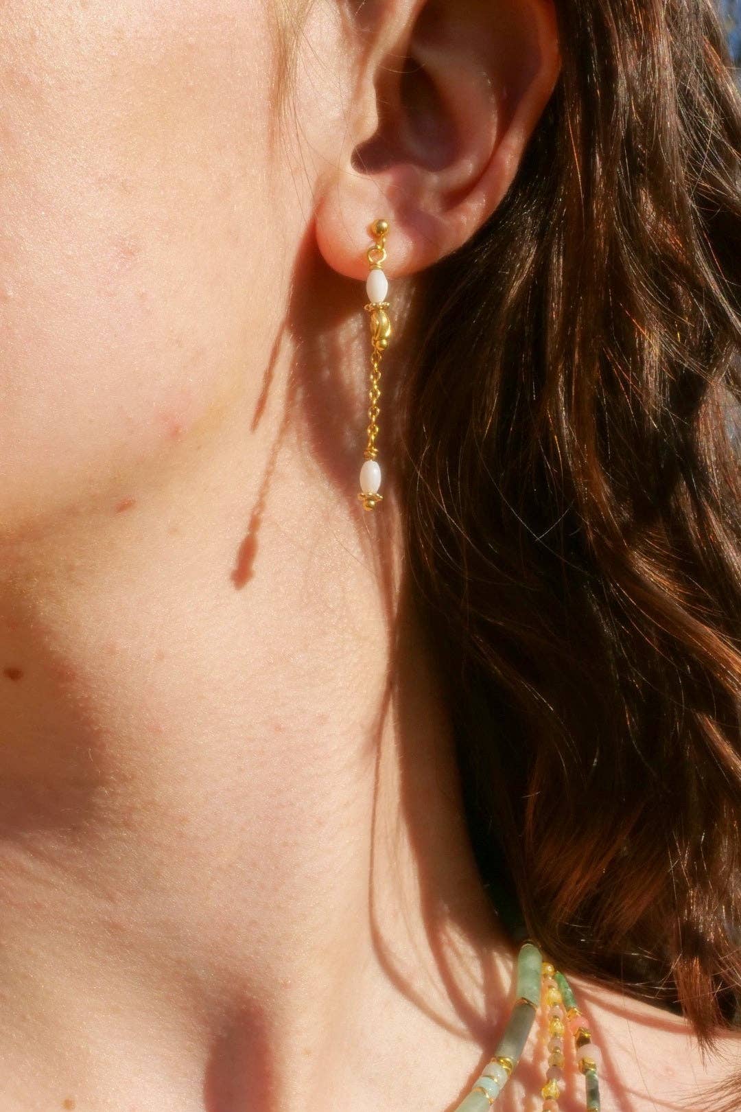 Pendientes de nácar y perlas doradas