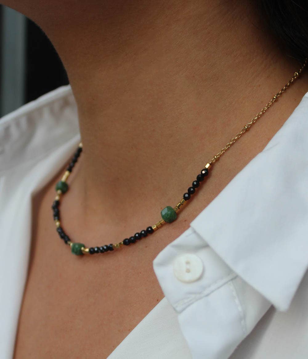 Collar Delilah de cadena dorada, perlas y howlita