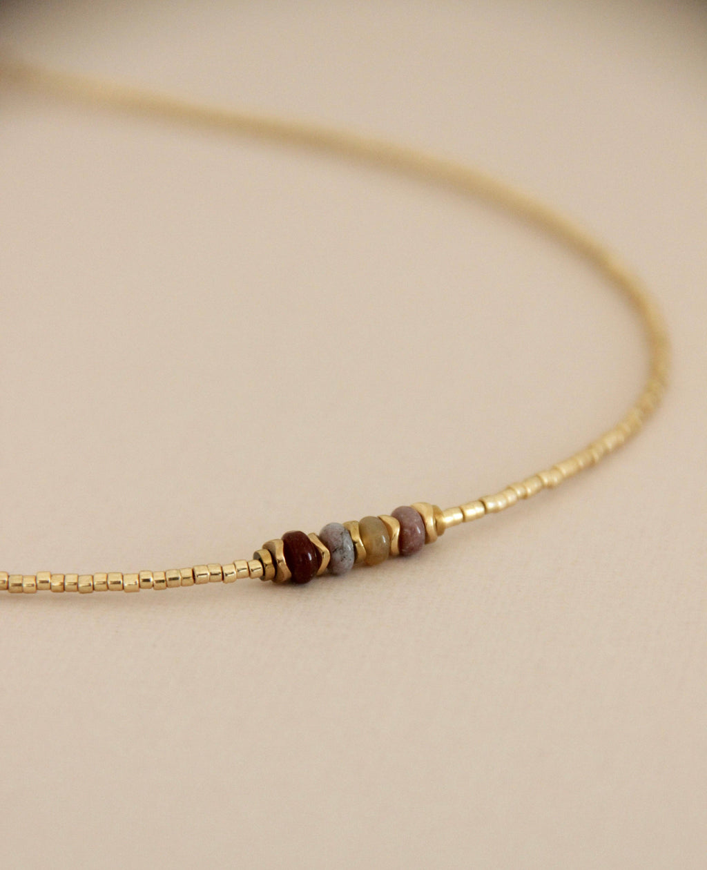 Collar Mia dorado con cuentas de ágata
