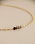 Collar Mia dorado con cuentas de ágata