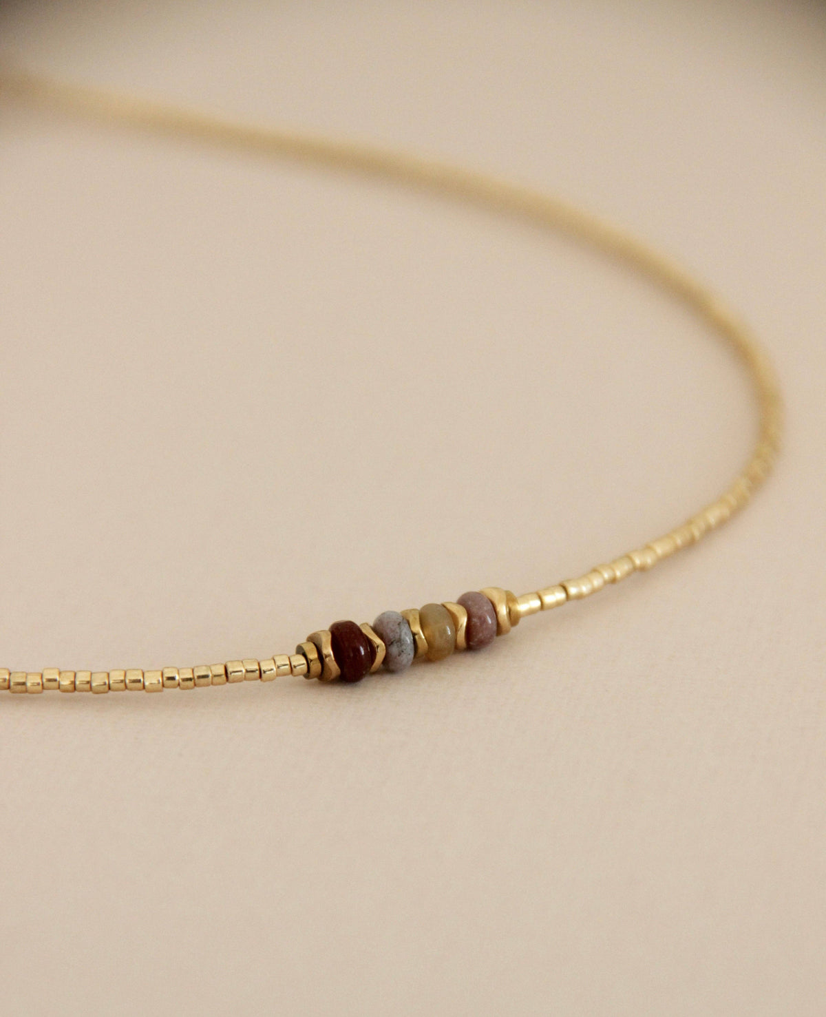 Collar Mia dorado con cuentas de ágata