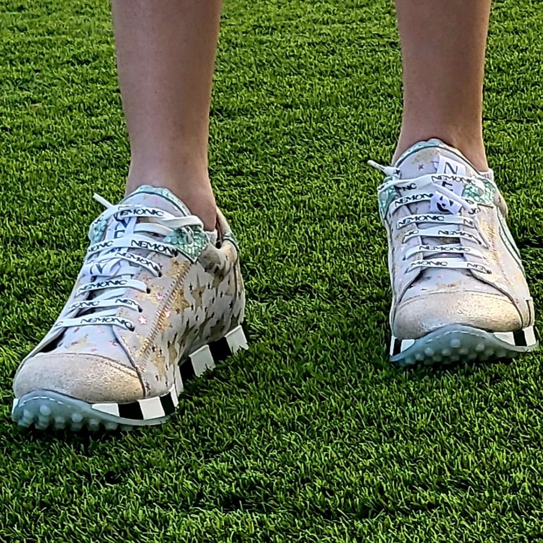 Zapatillas Nemonic de piel con estampado de estrellas en uso sobre césped