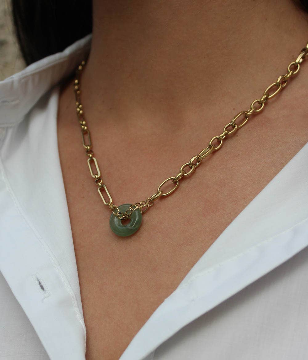 Collar Paloma dorado con anillo de jade