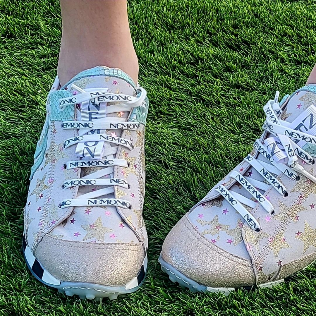 Zapatillas Nemonic con cordones personalizados y diseño de estrellas doradas