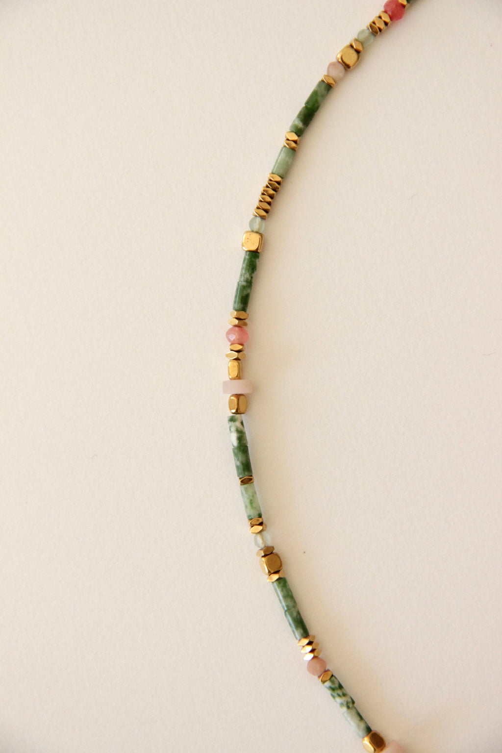 Collar Aimée de piedras naturales verdes y rosas