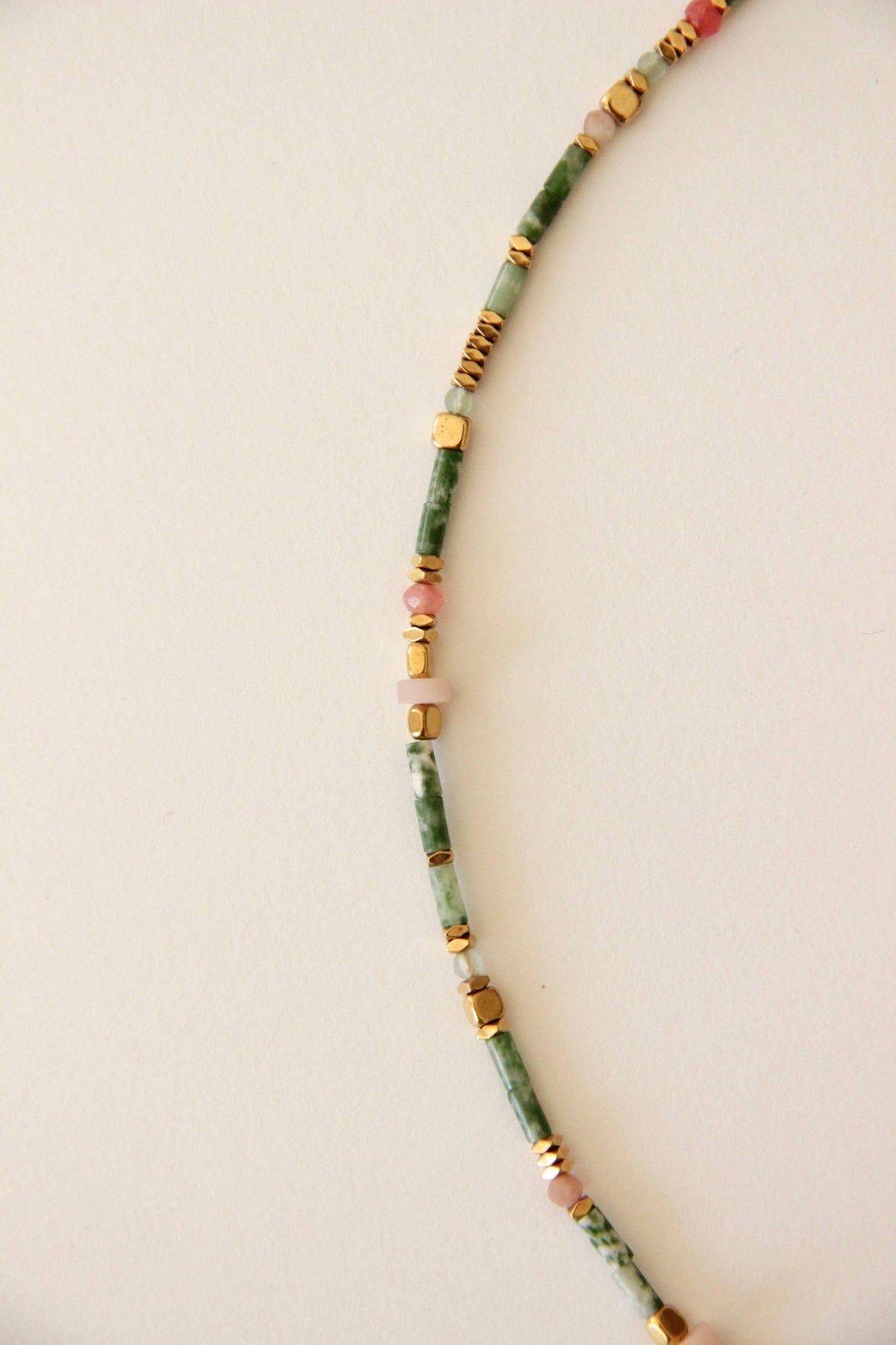 Collar Aimée de piedras naturales verdes y rosas