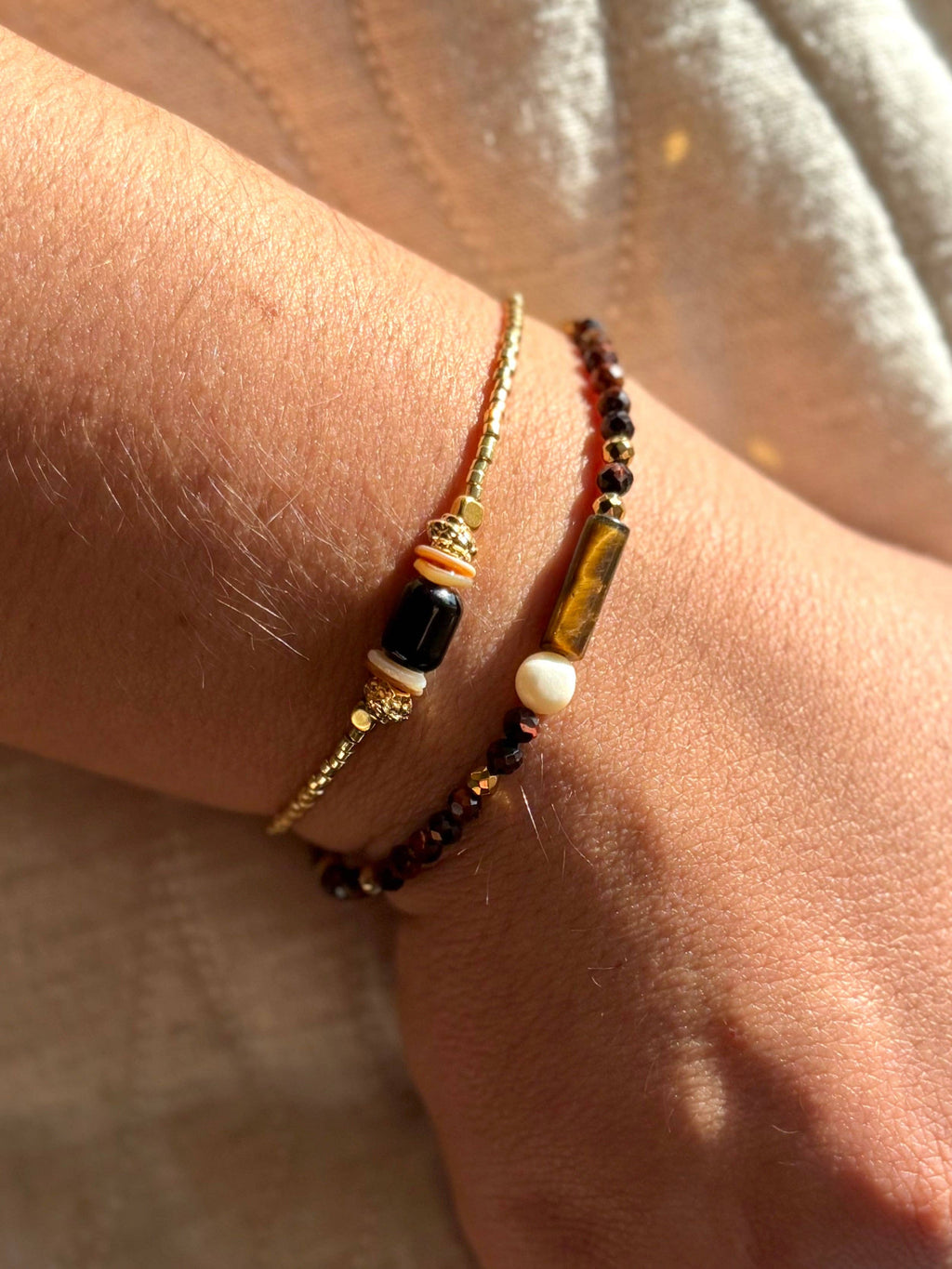 Pulsera Malo de ágata y cuentas doradas