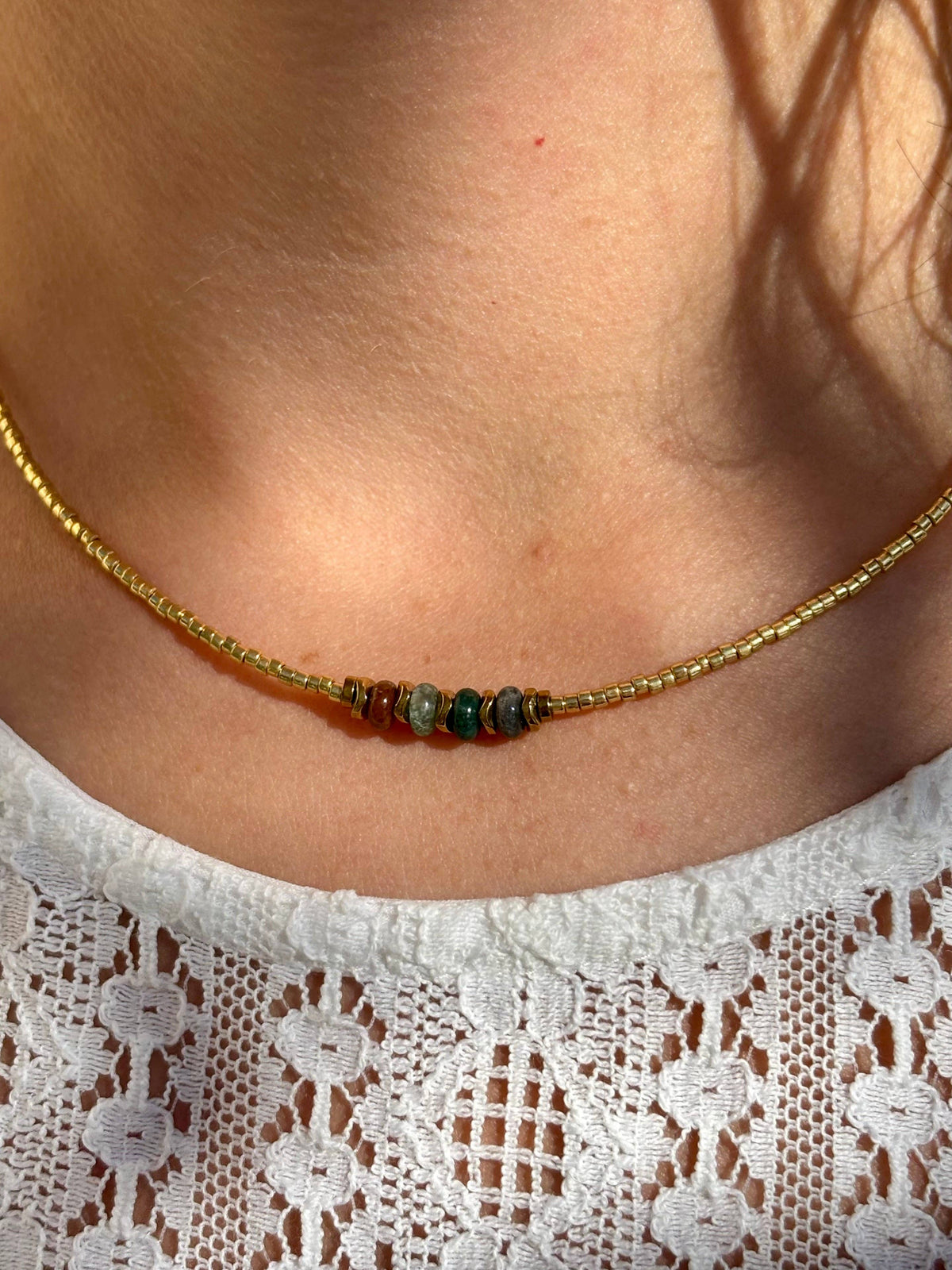 Collar Mia dorado con cuentas de ágata