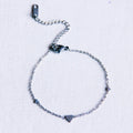 Pulsera fina de acero inoxidable plateado con tres mini corazones diseño elegante y moderno