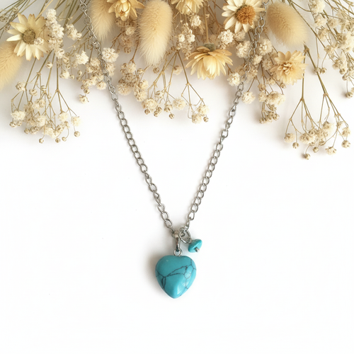 collar con turquesa sintetica en forma de corazon
