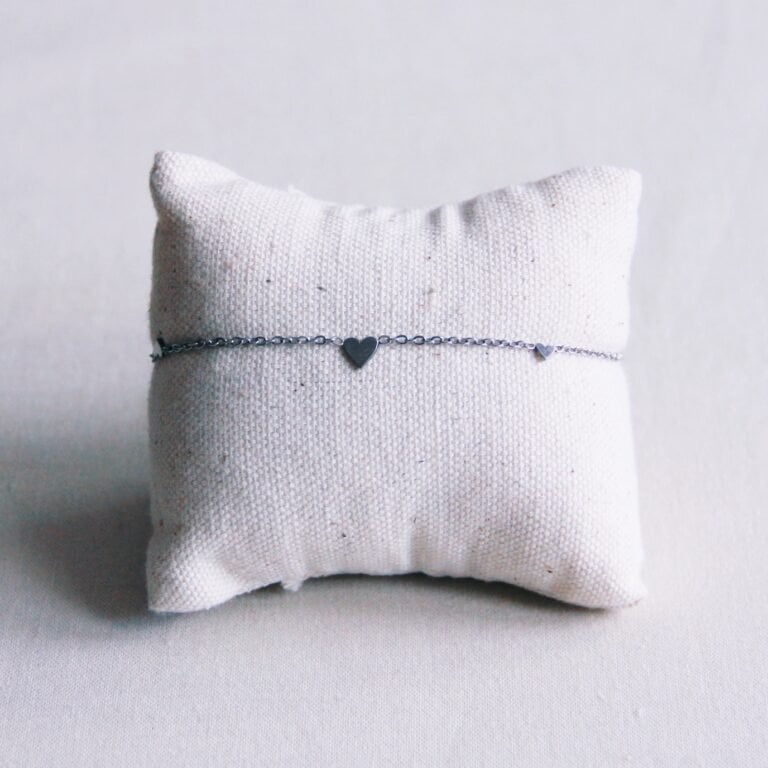 Pulsera fina acero inoxidable plateado con tres mini corazones diseño elegante y moderno