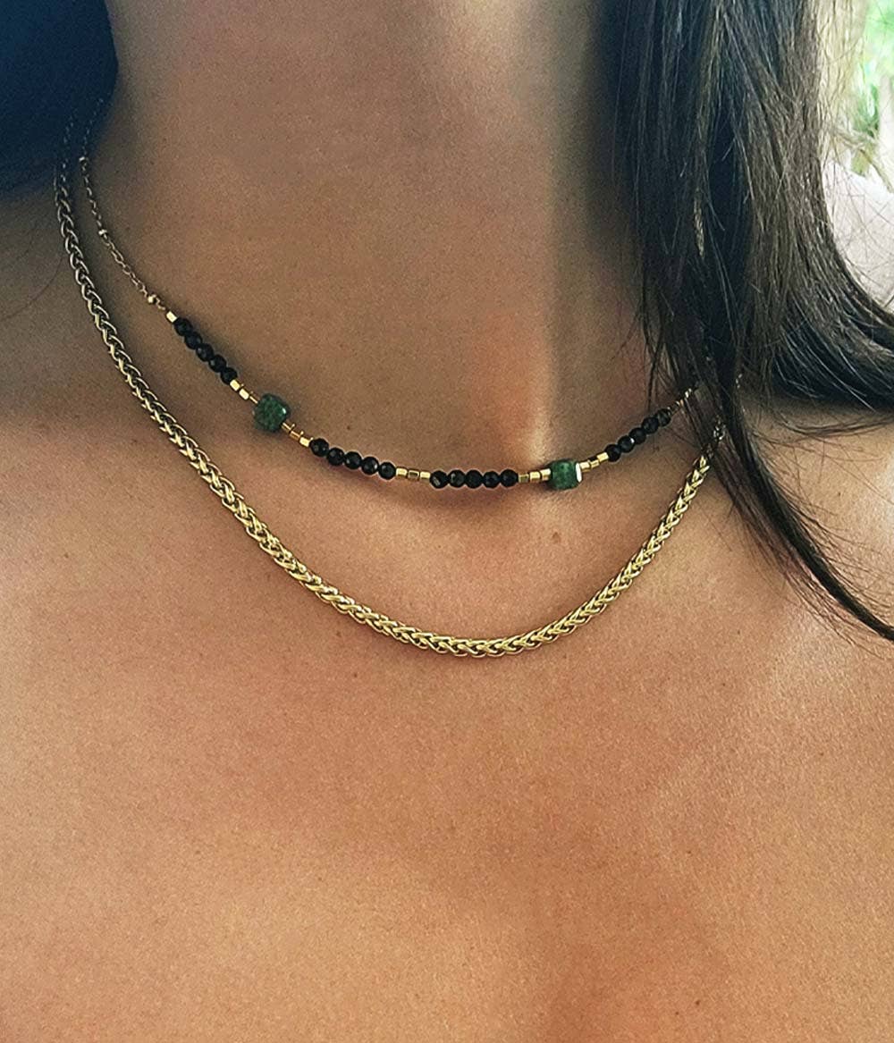 Collar Delilah de cadena dorada, perlas y howlita