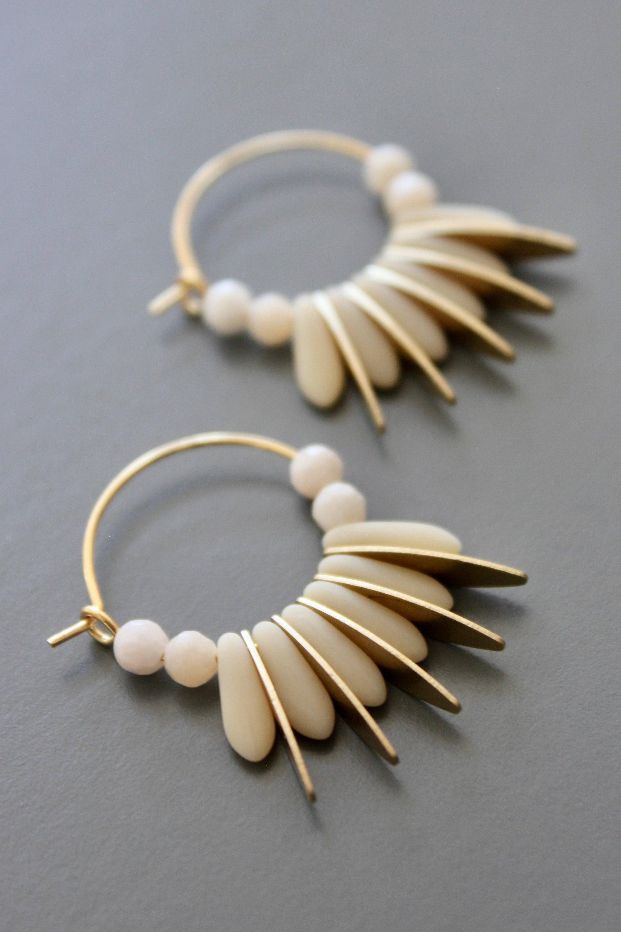 Aros dorados con cristal crema mate y jade teñido – David Aubrey