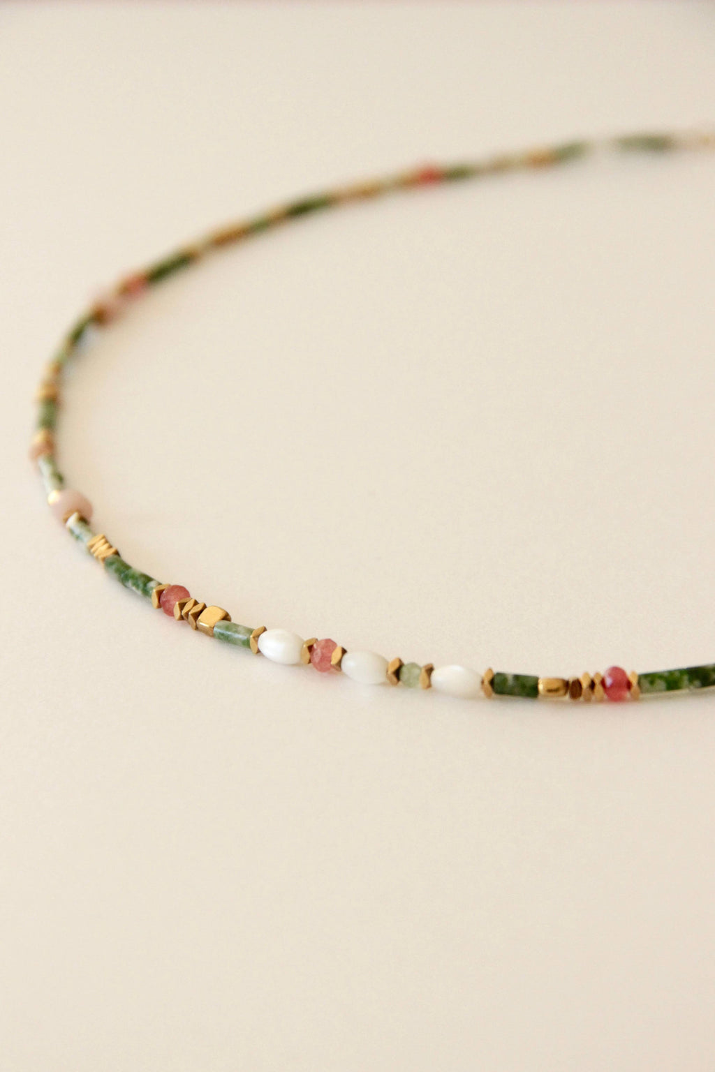 Collar Aimée de piedras naturales verdes y rosas