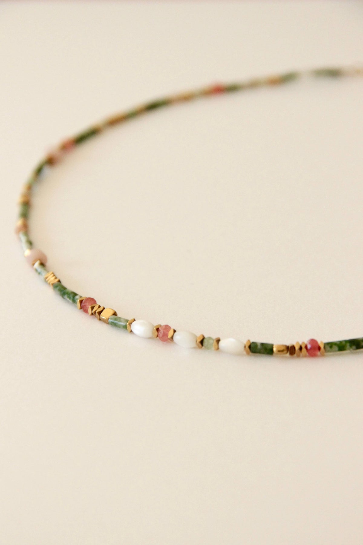 Collar Aimée de piedras naturales verdes y rosas