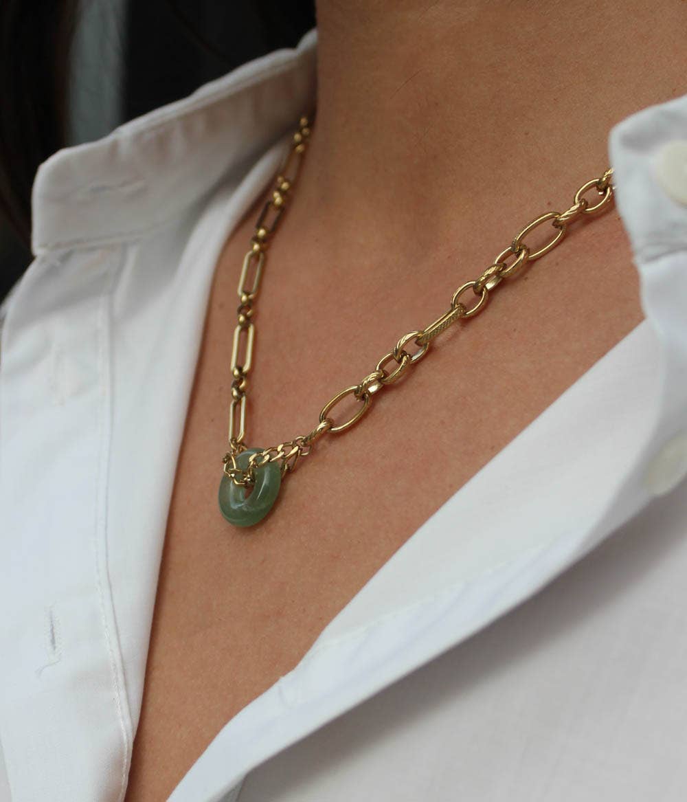 Collar Paloma dorado con anillo de jade