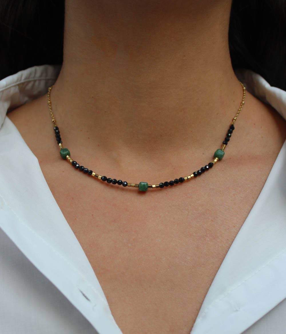 Collar Delilah de cadena dorada, perlas y howlita