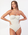 Bañador bandeau blanco Golden Vibes para mujer con detalle de cuentas.