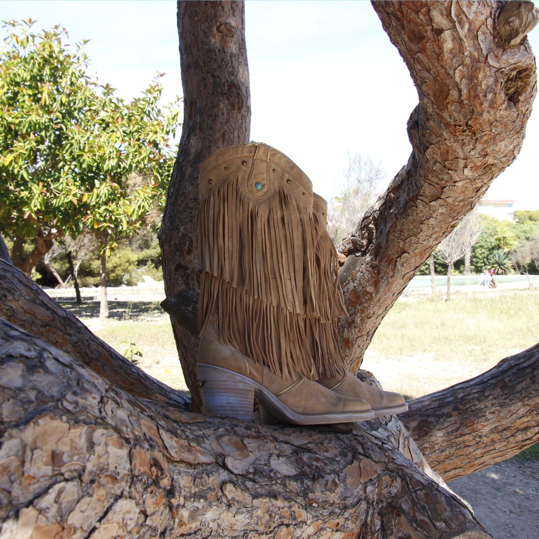 Botas de flecos de la marca nemonic en color beige