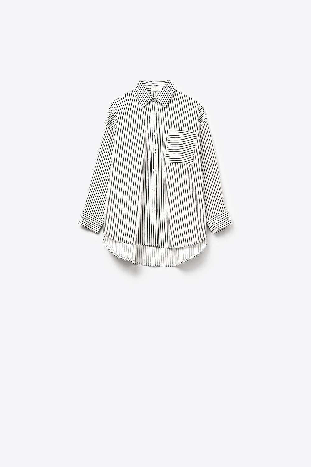 Camisa oversized blanca rayas negras con bolsillo en el pecho 