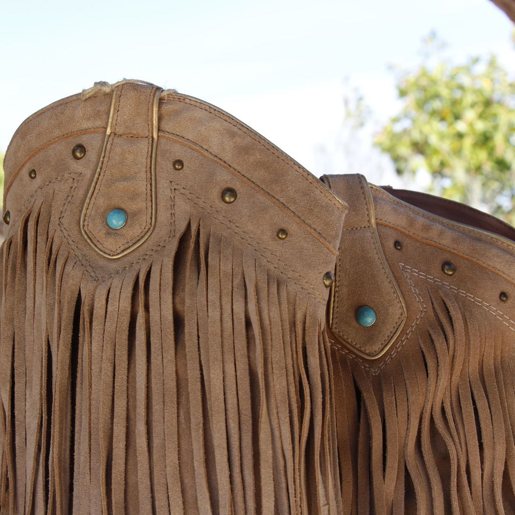 Detalle tachuelas y cuero en dorado de estas botas con flecos de nemonic