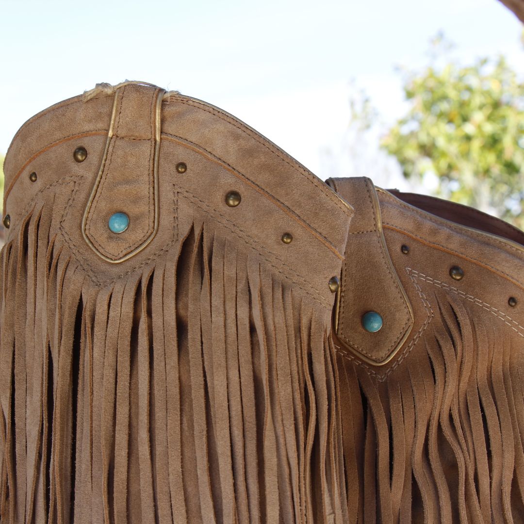 Detalle tachuelas y cuero en dorado de estas botas con flecos de nemonic