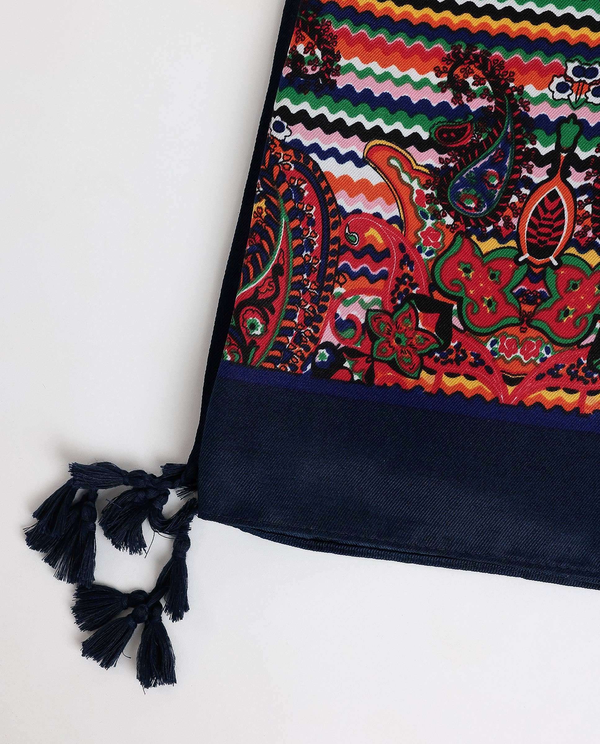 Detalle de los flecos decorativos del pareo paisley azul marino.