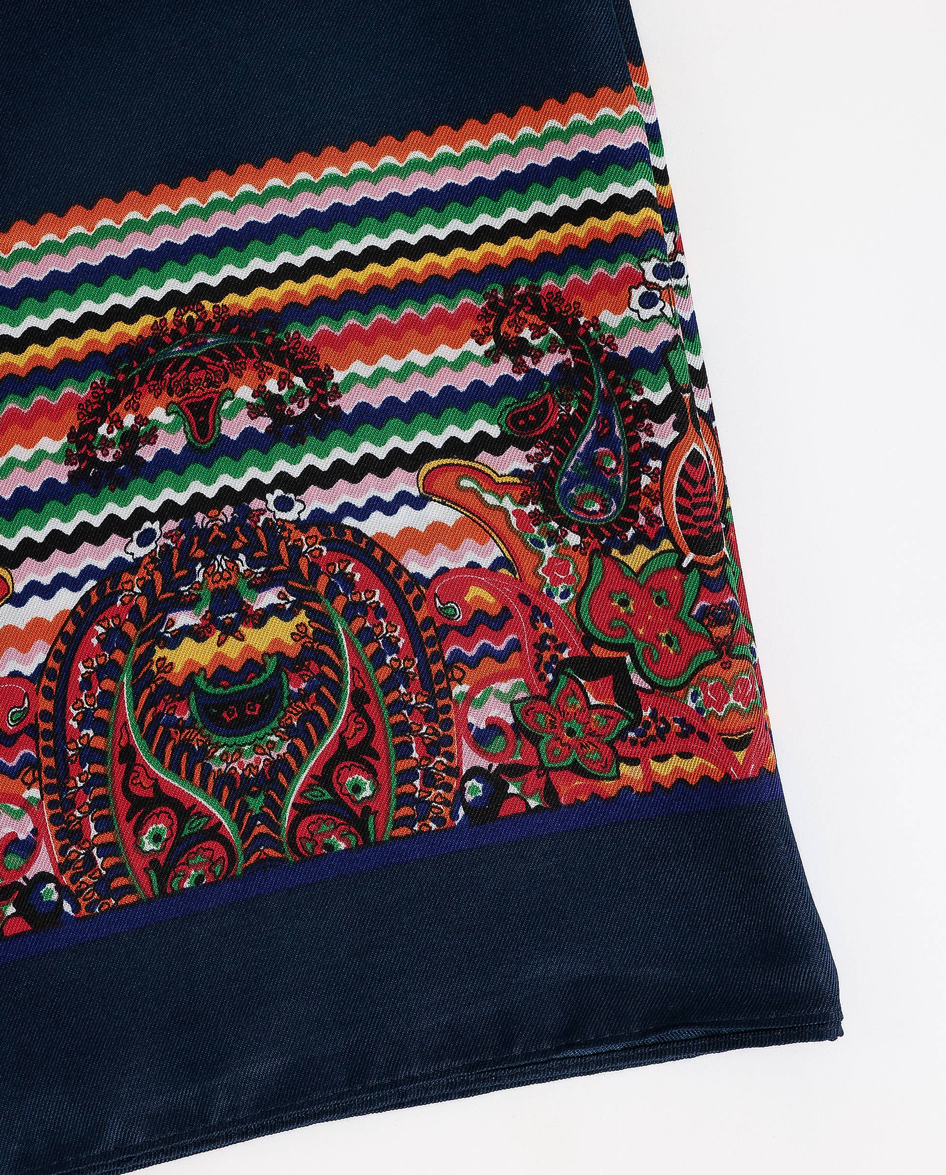 Detalle del estampado paisley multicolor del pareo de playa.