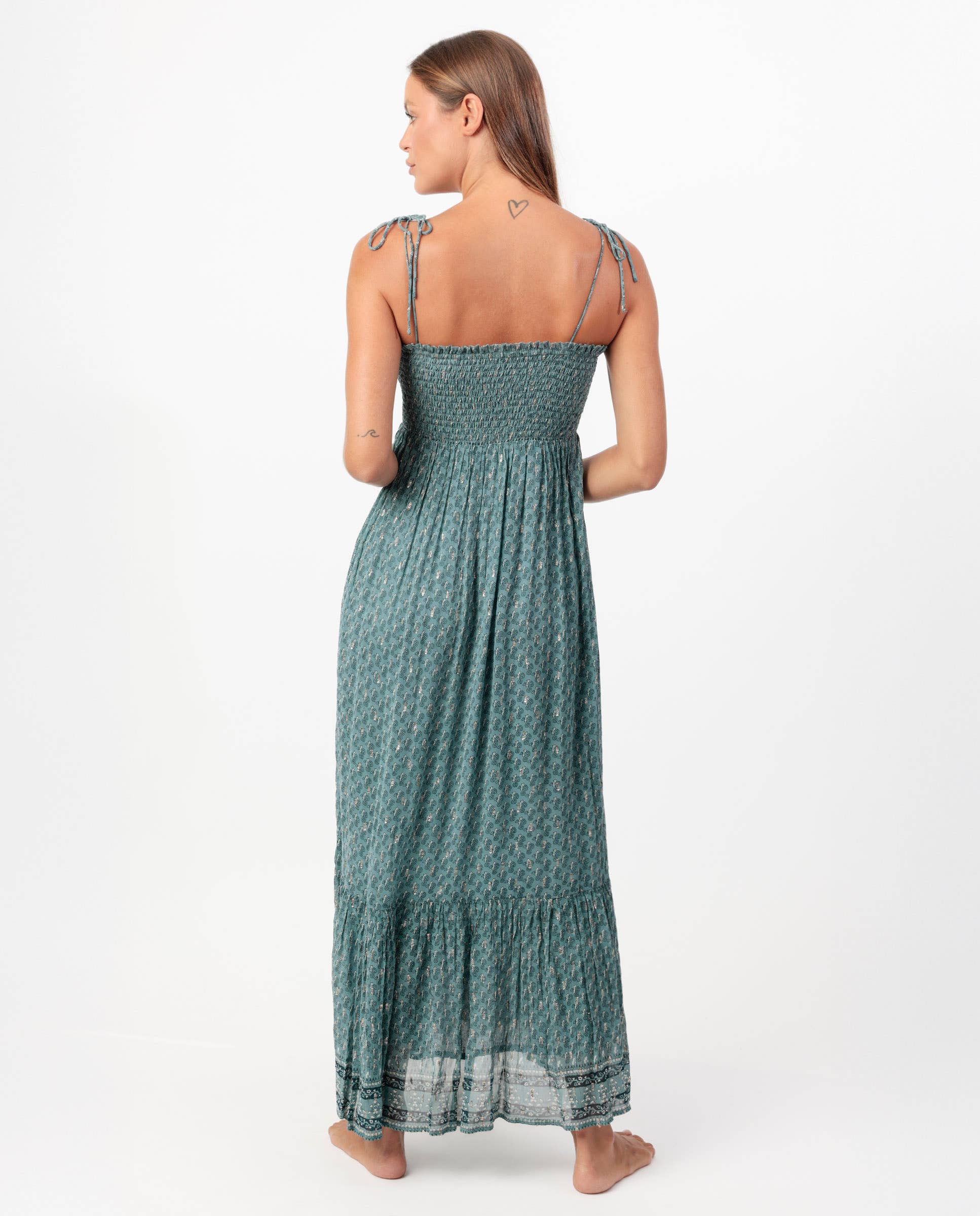 Espalda del vestido largo azul Indian Dream con espalda elástica y tirantes regulables.