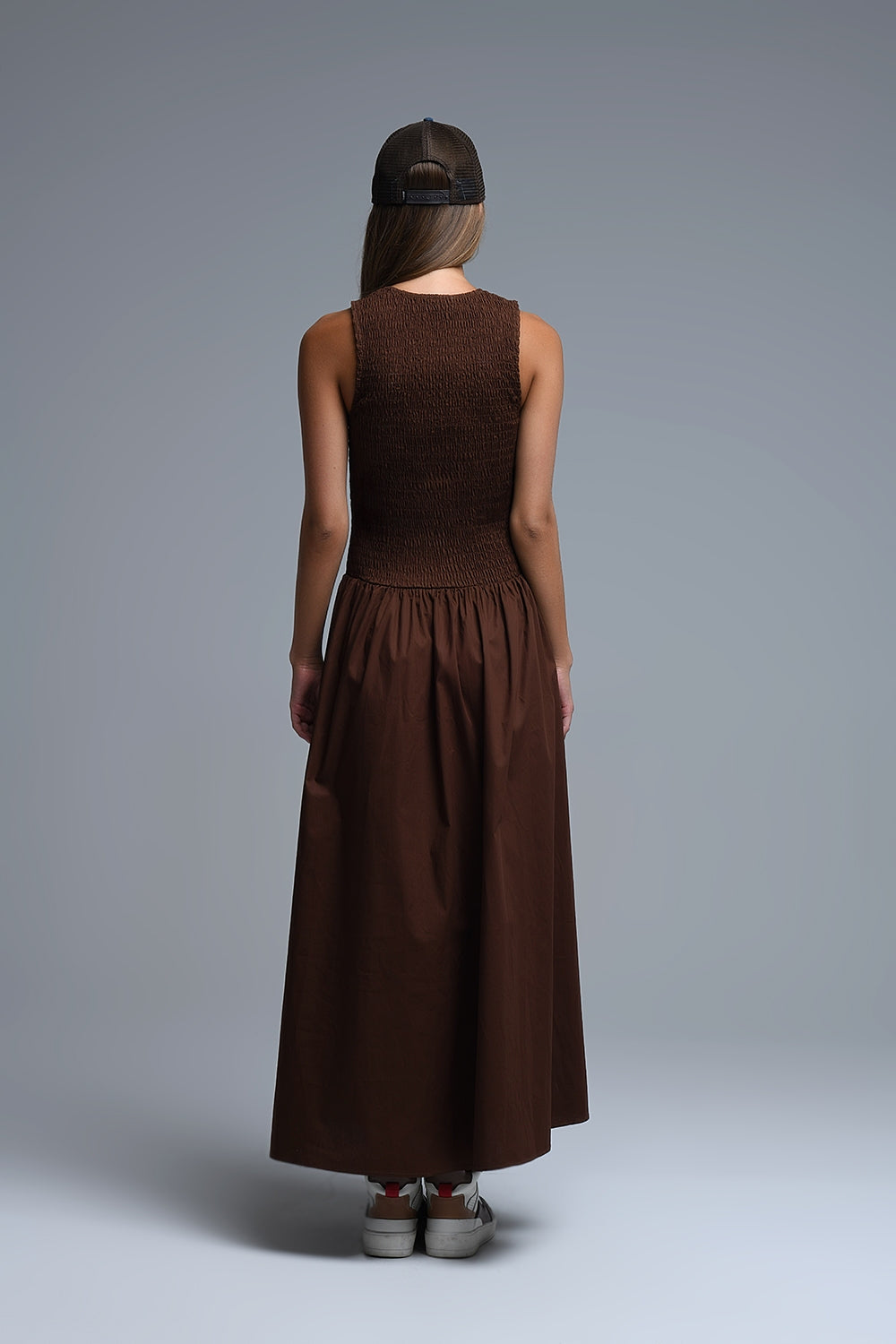 Espalda del vestido marrón con diseño fruncido y sin mangas
