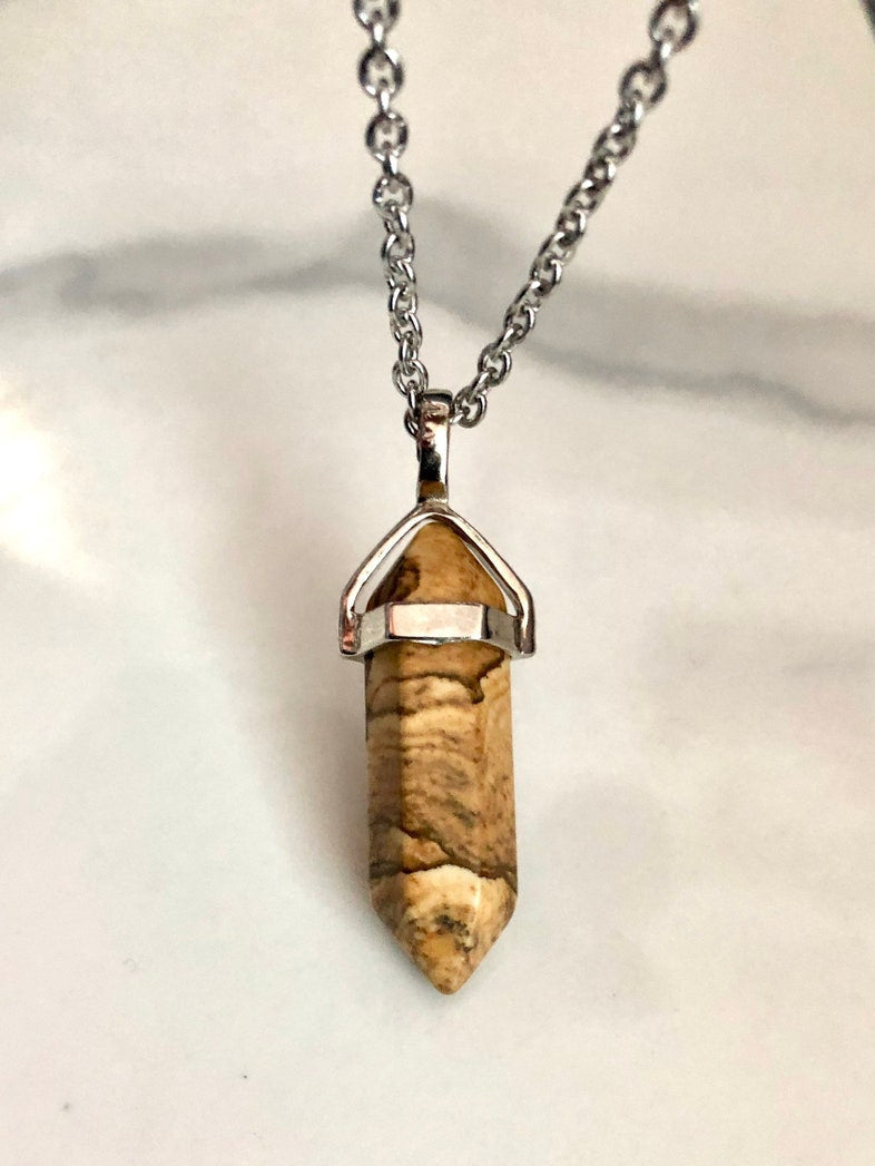 Piedra natural de jaspe amarillo tallado en punta con cadena de acero inoxidable 