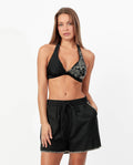 Pantalón corto negro de algodón y lino con pespuntes decorativos para mujer.