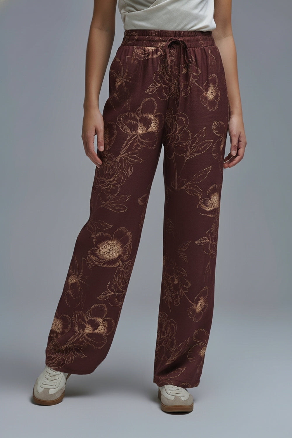 Pantalones fluidos de color burdeos con estampado floral