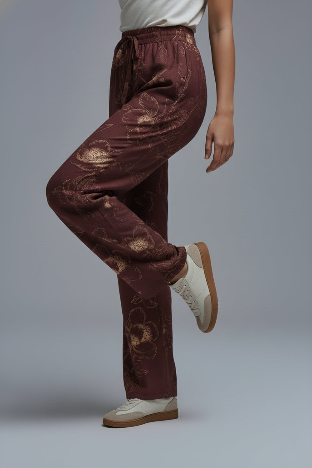 Pantalones fluidos de color burdeos con estampado floral
