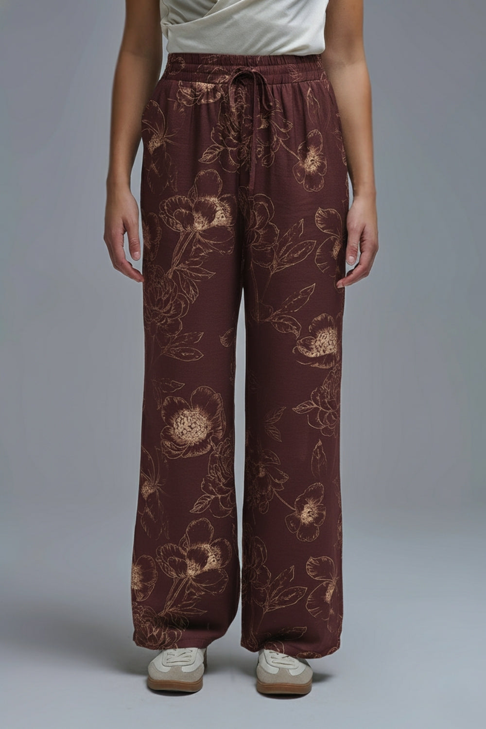 Pantalones fluidos de color burdeos con estampado floral