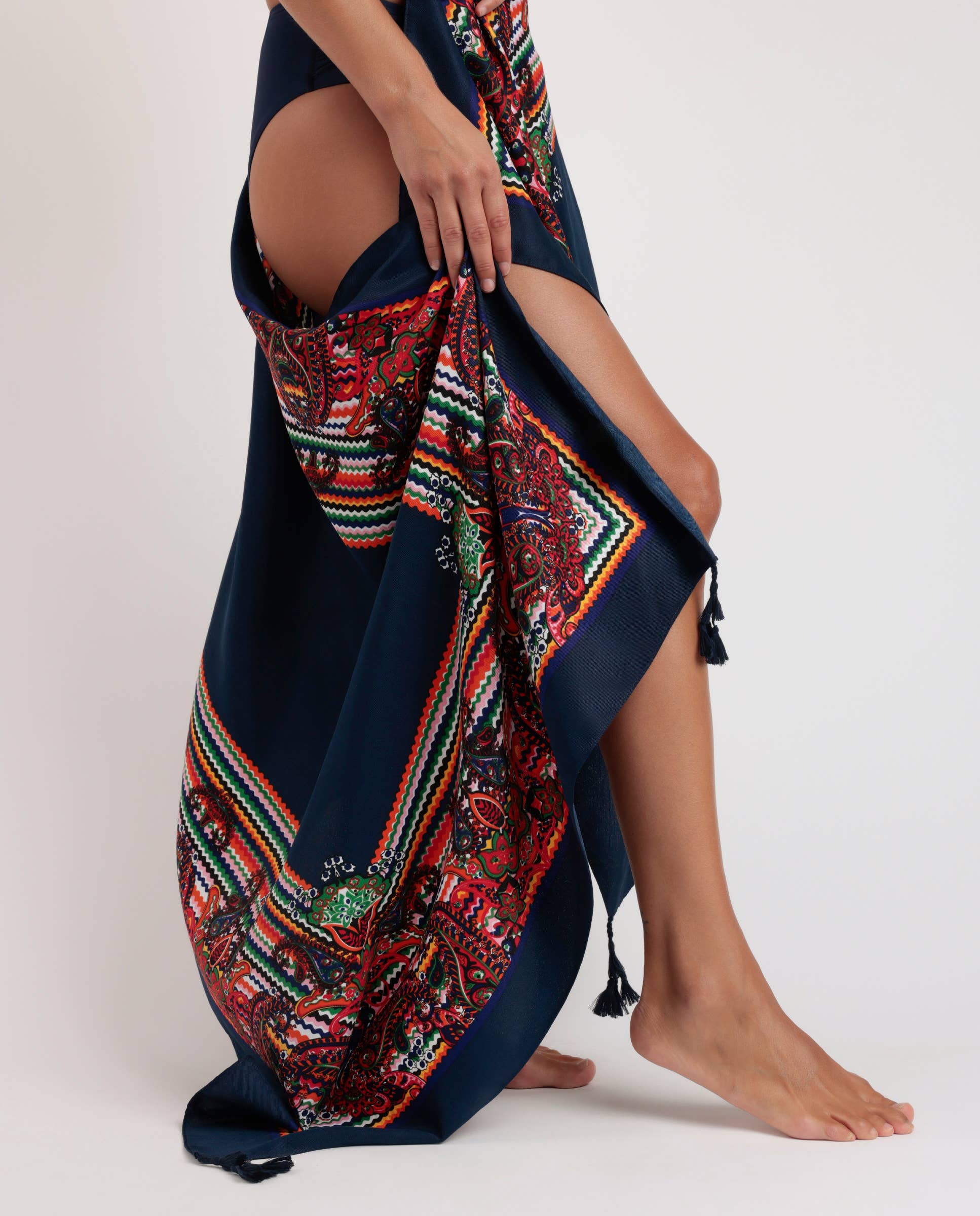 Pareo de playa azul marino con estampado paisley multicolor para mujer.