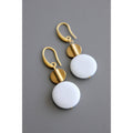 Pendientes colgantes con ágata blanca y ganchos de latón chapado en oro de 18k, diseño minimalista de David Aubrey. Exclusivos en Ivoluxt.