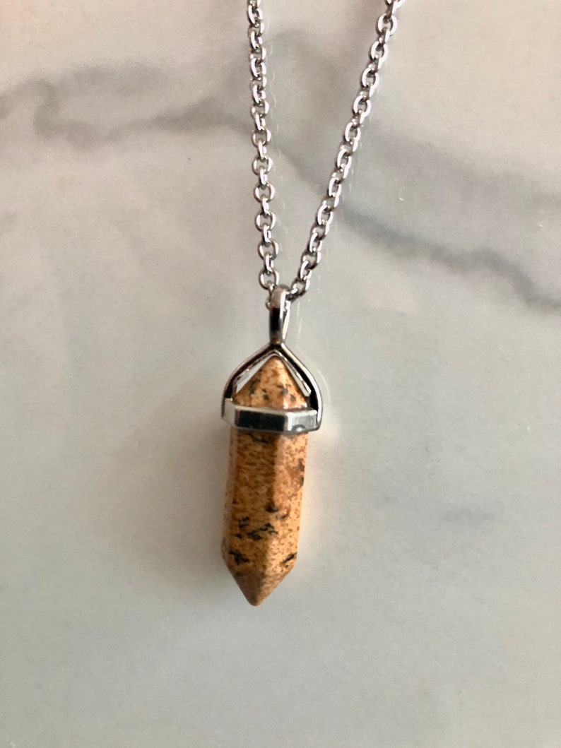 Piedra natural de jaspe amarillo tallado en punta con cadena de acero inoxidable 