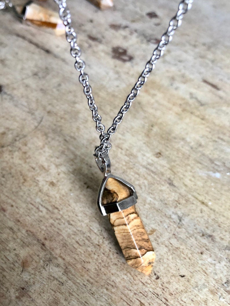 Piedra natural de jaspe amarillo tallado en punta con cadena de acero inoxidable 