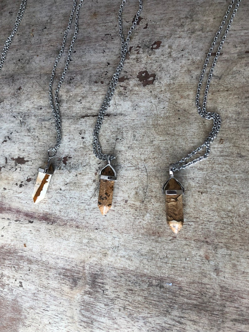 Piedra natural de jaspe amarillo tallado en punta con cadena de acero inoxidable 