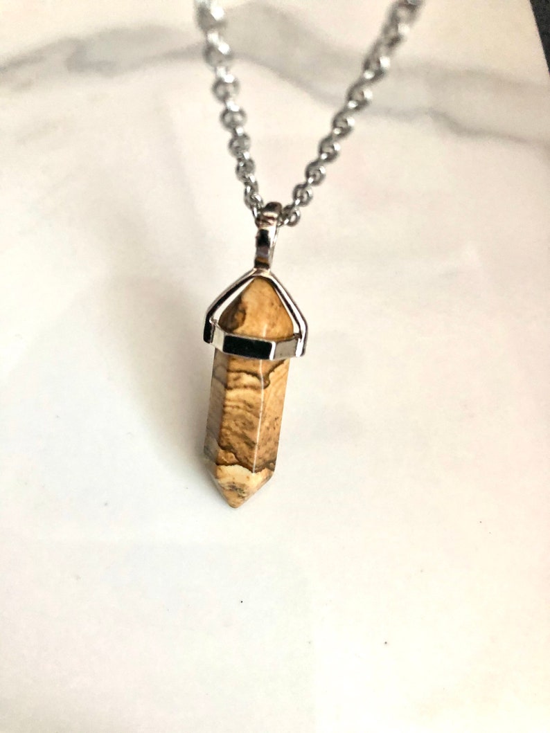 Piedra natural de jaspe amarillo tallado en punta con cadena de acero inoxidable 